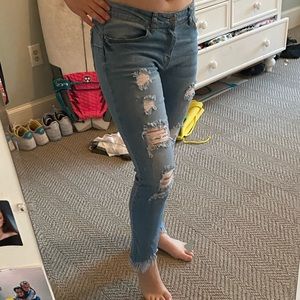 Slightly ripped skinnyjeans with frayed ends.